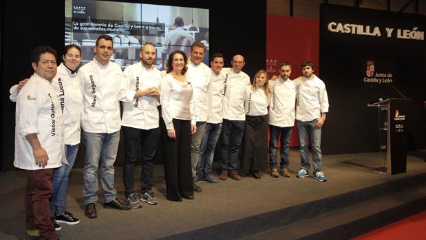 La consejera García Cirac, junto a los nueve cocineros de Castilla y León con estrella «Michelin»