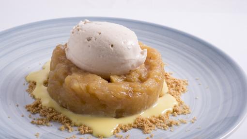 Manzana asada con crema inglesa y helado de almendras