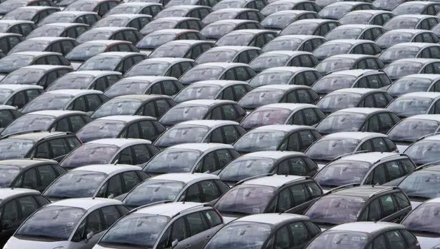 Decenas de coches estacionados en la factoría de PSA en Vigo