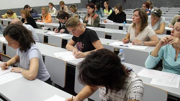 Aspirantes en un examen para oposiciones