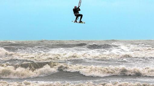 Un joven practica Kite-surf en Valencia, este domingo