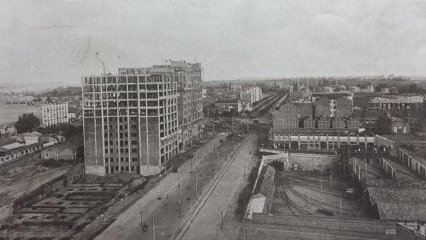 Metro dio luz verde en 1920 a la venta de las cocheras a pesar de que suponía su demolición parcial. La filial inmobiliaria del suburbano preveía la construcción de edificio «Titanic 2» sobre la playa de vías (abajo, a la derecha)