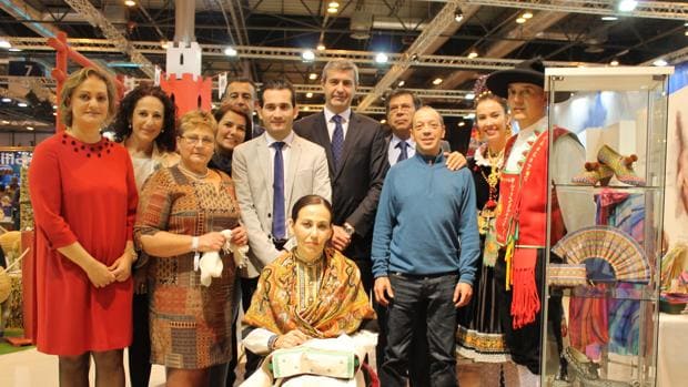 El presidente de la Diputación de Toledo, Álvaro Gutiérrez, y otras autoridades posan con miembros del taller de bordado de Navalcán