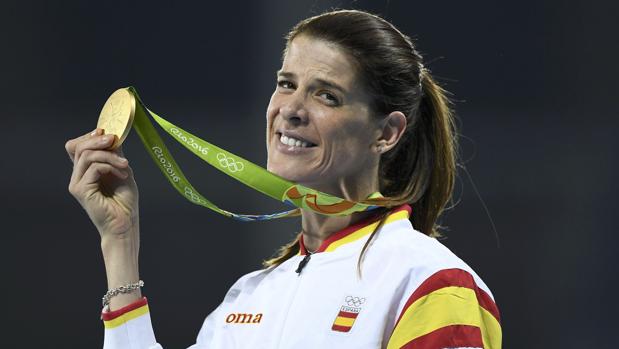 Ruth Beitia junto a la medalla de oro que ganó en los pasados Juegos Olímpicos de Río de Janeiro