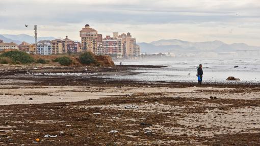 Imagen de los efectos del temporal en la playa de La Patacona