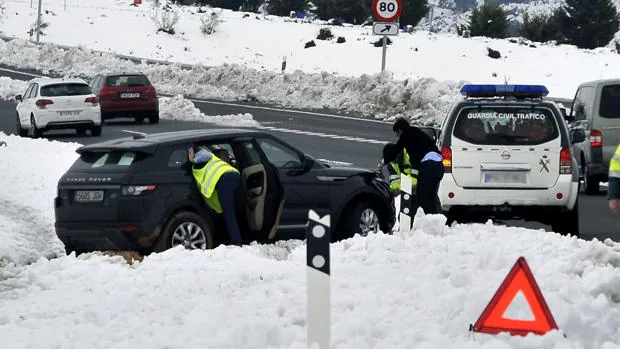 La Guardia Civil ayuda a un vehículo salido de la carretera en la localidad de Almansa el pasado viernes