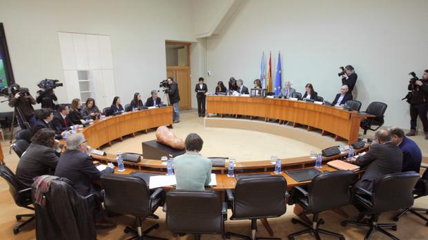 Los diputados, en la sesión constitutiva de la comisión de investigación de las cajas
