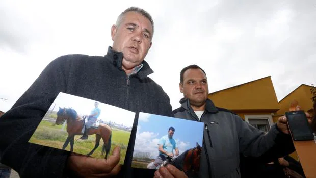 Familiares de José Larralde sostienen fotos suyas tras su desaparición en 2014