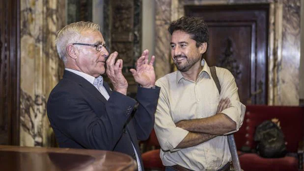 El portavoz de València en Comú, Jordi Peris, junto al alcalde de Valencia, Joan Ribó