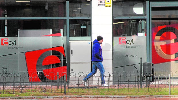 Un vecino pasa por las oficinas del Ecyl en Segovia