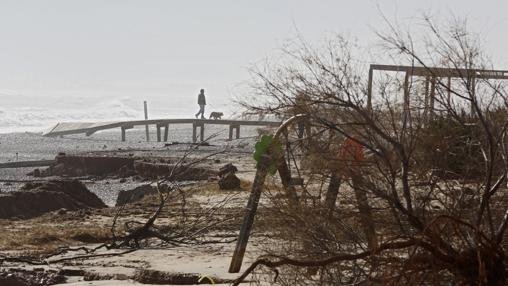 Imagen de los daños en el litoral de la localidad de Almenara