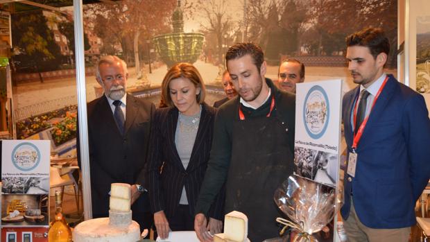 Ramos con la ministra de Defensa, María Dolores de Cospedal, en el stand de Talavera