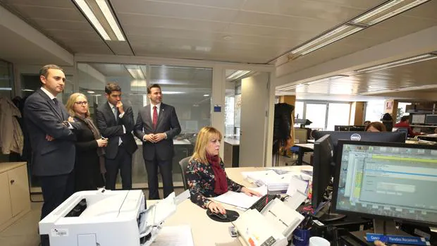 Sánchez, Morant y directivos de Suma visitan las oficinas de la entidad en Alicante