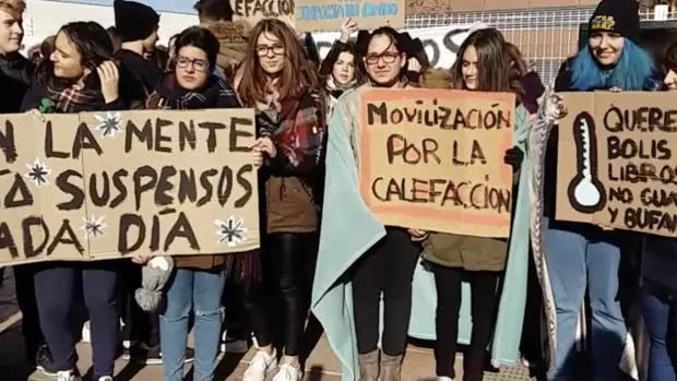 Alumnos del IES «Miguel de Molinos», durante una concentración de protesta por el frío en las aulas
