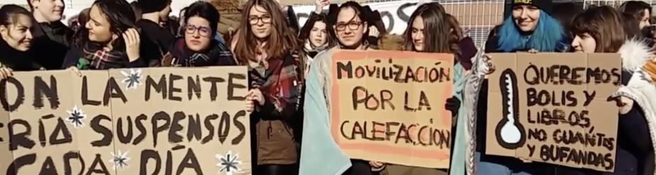 Alumnos del IES «Miguel de Molinos», durante una concentración de protesta por el frío en las aulas