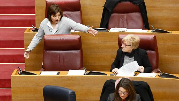 La popular Isabel Bonig y la socialista Ana Barceló, este miércoles en las Cortes