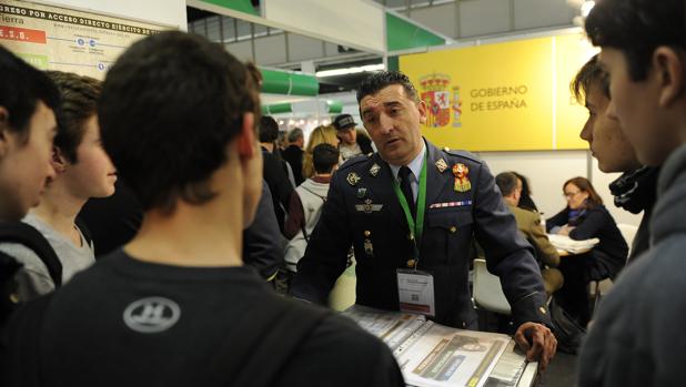 Un miembro delEjército, en el salón de la Enseñanza del año pasado