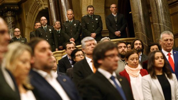 Los mandos de los agentes forestales, esta mañana en el Parlament durante el minuto de silencio por el crimen de Lérida