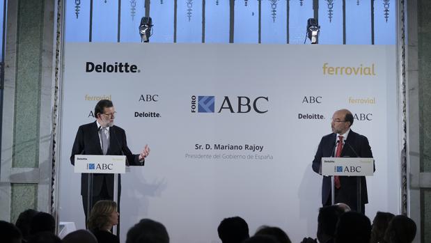 Mariano Rajoy, junto a Ángel Expósito, en el Foro ABC patrocinado por Ferrovial y Deloitte