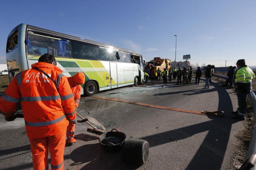 El autocar siniestrado, tras ser levantado de la calzada, donde quedó volcado