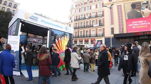 Punto de información turística del Patronato Costa Blanca en la plaza Callao de Madrid