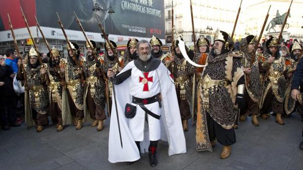 Moros y Cristianos durante el desfile festero alicantino en las calles del centro de Madrid