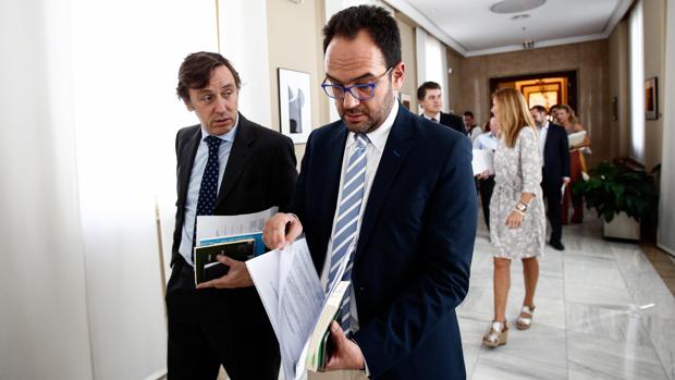 Rafael Hernando y Antonio Hernando, en el Congreso de los Diputados