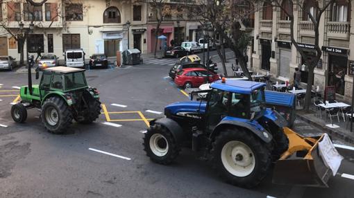 Imagen de los tractores en la Avenida del Reino de Valencia