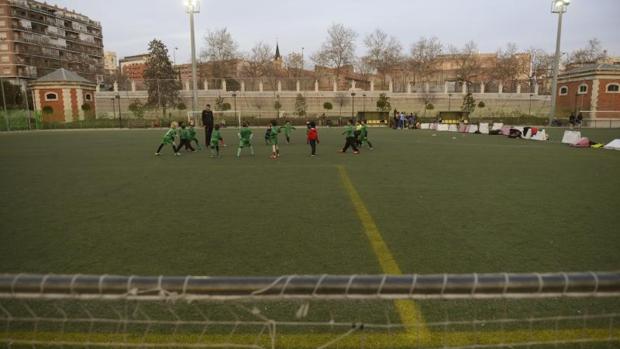 Varios niños de la escuela de fútbol entrenando en las instalaciones del Canal, en Chamberí