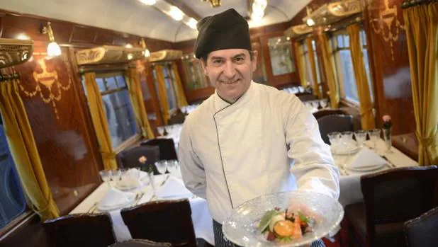 El chef José Carlos González posa en el vagón restaurante de los años 20 del Museo del Ferrocarril