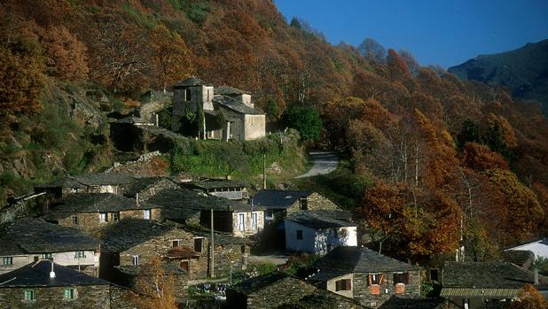 Grupo de viviendas rurales en A Seara do Courel, en la montaña lucense