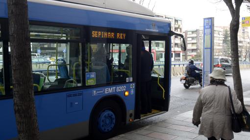 Un autobús de la EMT del Servicio Especial, en dirección a Pinar del Rey