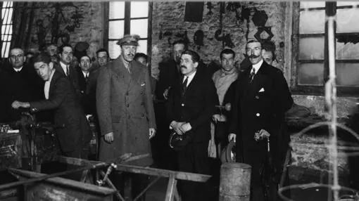 Visita de Alfonso XIII al taller de Julio Pascual en 1928, donde años antes había trabajado el joven Antonio Gil Alcoba, autor de los disparos contra Justo Villarreal (Foto, Rodríguez. AHPTO)