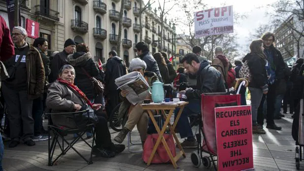 Vecinos de Barcelona han ocupado esta mañana La Ramba en señal de protesta