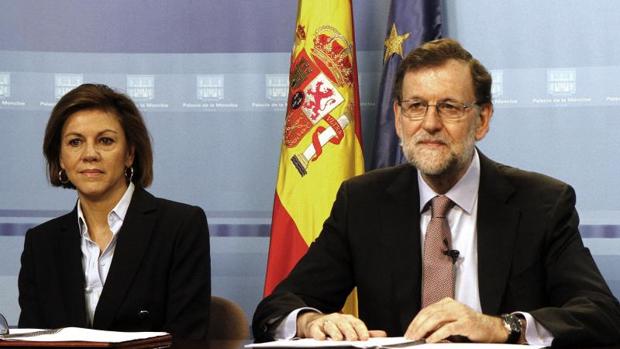 La ministra de Defensa y secretaria general del PP, Dolores de Cospedal, junto a Rajoy en diciembre