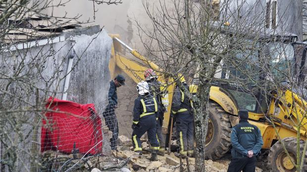 Los bomberos realizan tareas de desescombro en la casa de los ancianos fallecidos en Lugo