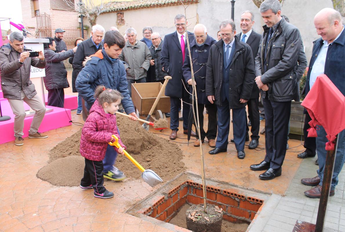 Alumnos del colegio público han colaborado en la plantación del olmo en Cardiel de los Montes