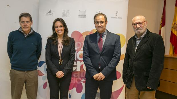 A la presentación de «Pasión por crear» acudieron Jesús Fuentes, de la Asociación de Amigos de la Biblioteca, Ana López Casero, directora de la Fundación Caja Rural, Jesús Carrascosa, viceconsejero de Cultura, y Juan Sánchez, director de la biblioteca regional