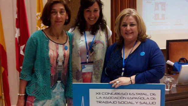 Verónica Olmedo (centro), delegada de la Sociedad Científica de Trabajo Social y Salud de Castilla y León