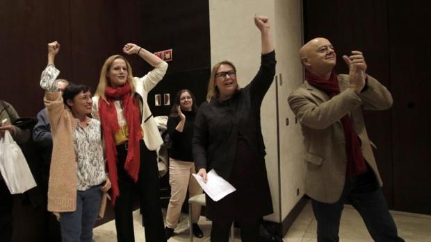 «Diputados del no» celebran en el Congreso el regreso de Sánchez