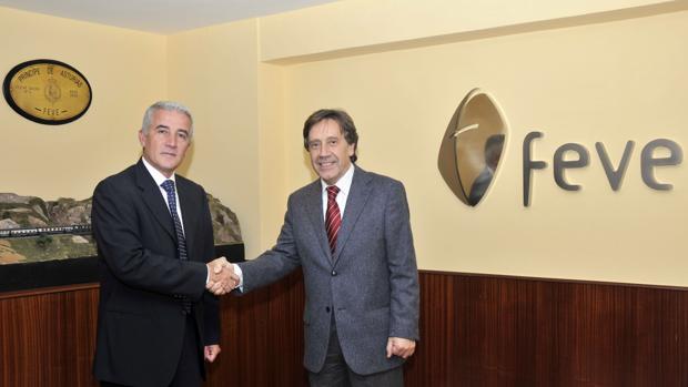 El presidente de Feve, Ángel Villalba (dcha.), y su homólogo del Instituto Costarricense de Ferrocarriles (INCOFER), Miguel Carabaguíaz, durante la firma de un acuerdo para el cuatrienio 2009-2012