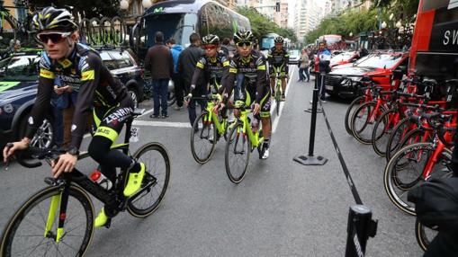 Ciclistas por las calles de Alicante en la salida de la segunda etapa