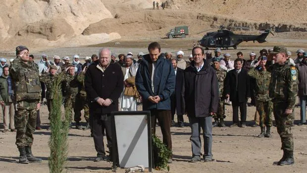 Zapatero y Bono en Afganistán, en el lugar donde cayó el helicóptero Cougar