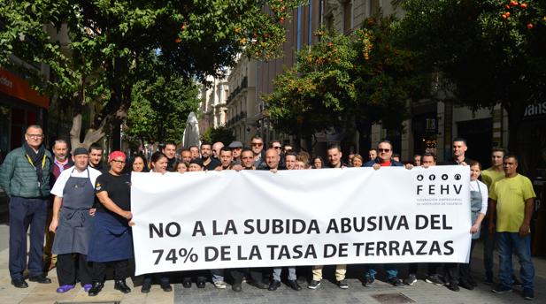 La hostelería valenciana sale a la calle para protestar contra la subida de impuestos de Joan Ribó