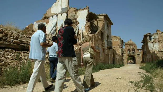 Turistas entre las ruinas del Pueblo Viejo de Belchite