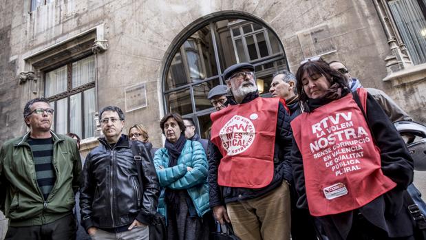 Imagen de miembros de Comité de Empresa de RTVV frente a la Generalitat en el mes de enero