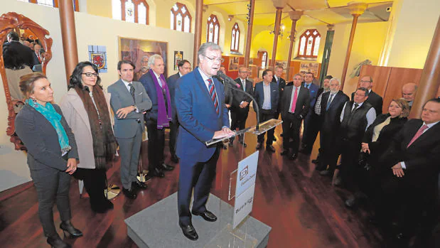 El alcalde de León, Antonio Silván, junto a otras autoridades en la inauguración de la exposición