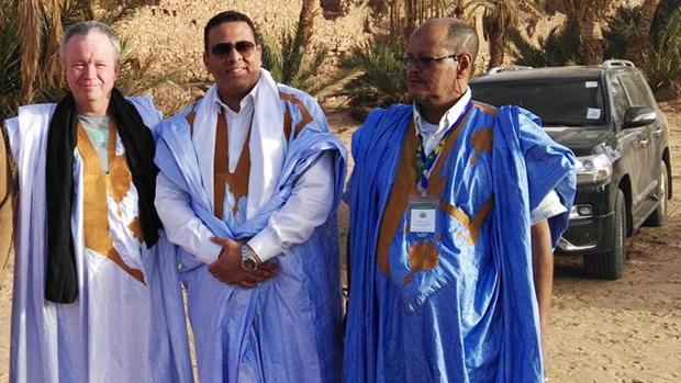 Larry André, primero por la izquierda, embajador de EE.UU en Mauritania, con indumentaria saharaui