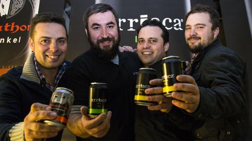 Los cuatro socios posan con las latas de Cervezas Arriaca