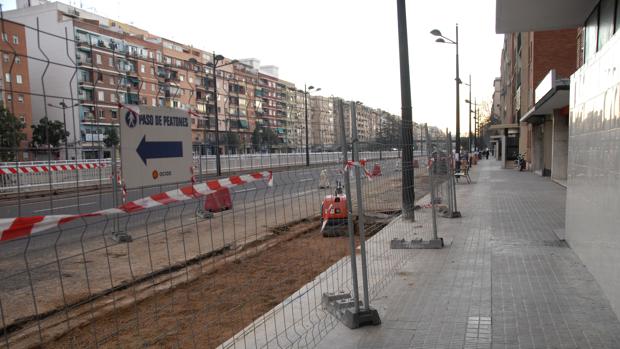 Imagen de las obras del carril bici en la Avenida del Cid de Valencia